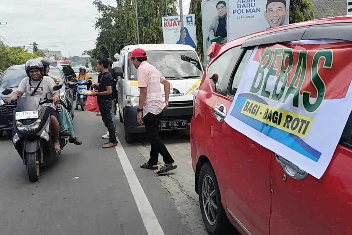 Relawan Bebas Manggazali Bagikan 1.000 Roti di Jumat Berkah, Warga Teriak 'Bebas Ka Saya'