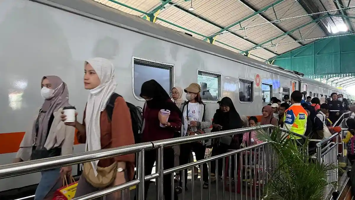 Lonjakan Penumpang Kereta Api Warnai Momen Libur Panjang di Stasiun Kediri