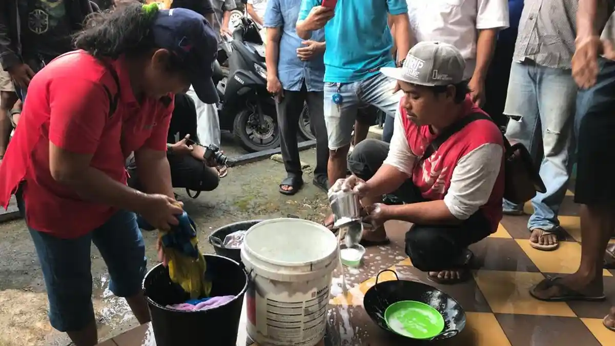 KESAL Mati Air Seminggu, Warga Bukit Raya Batam Cuci Piring dan Kain di Kantor PT ABH