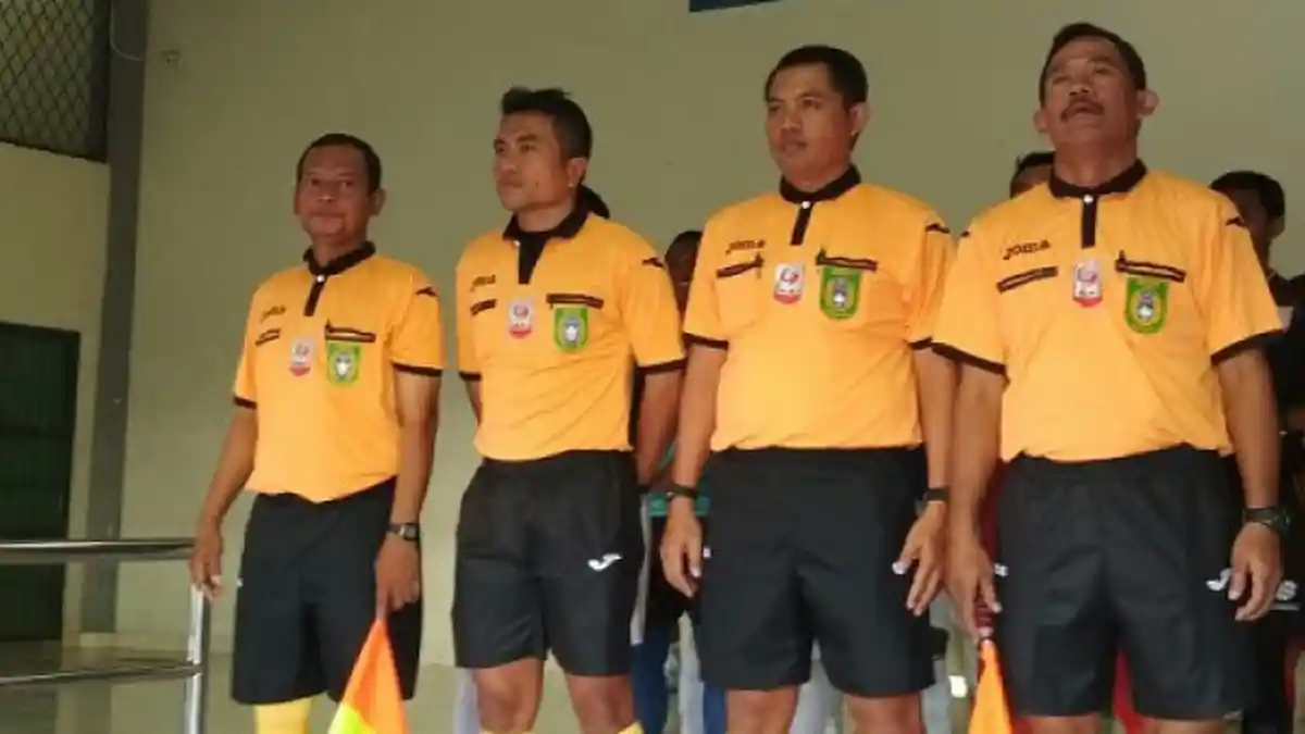Wasit Liga 2 Dipukul dan Ditendang hingga Terseok-seok