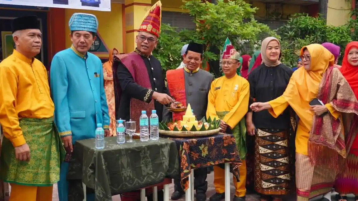 Kemeriahan Hari Guru Nasional di MAN 1 Medan, Warna-warni Pakaian Adat dan Berbagai Lomba