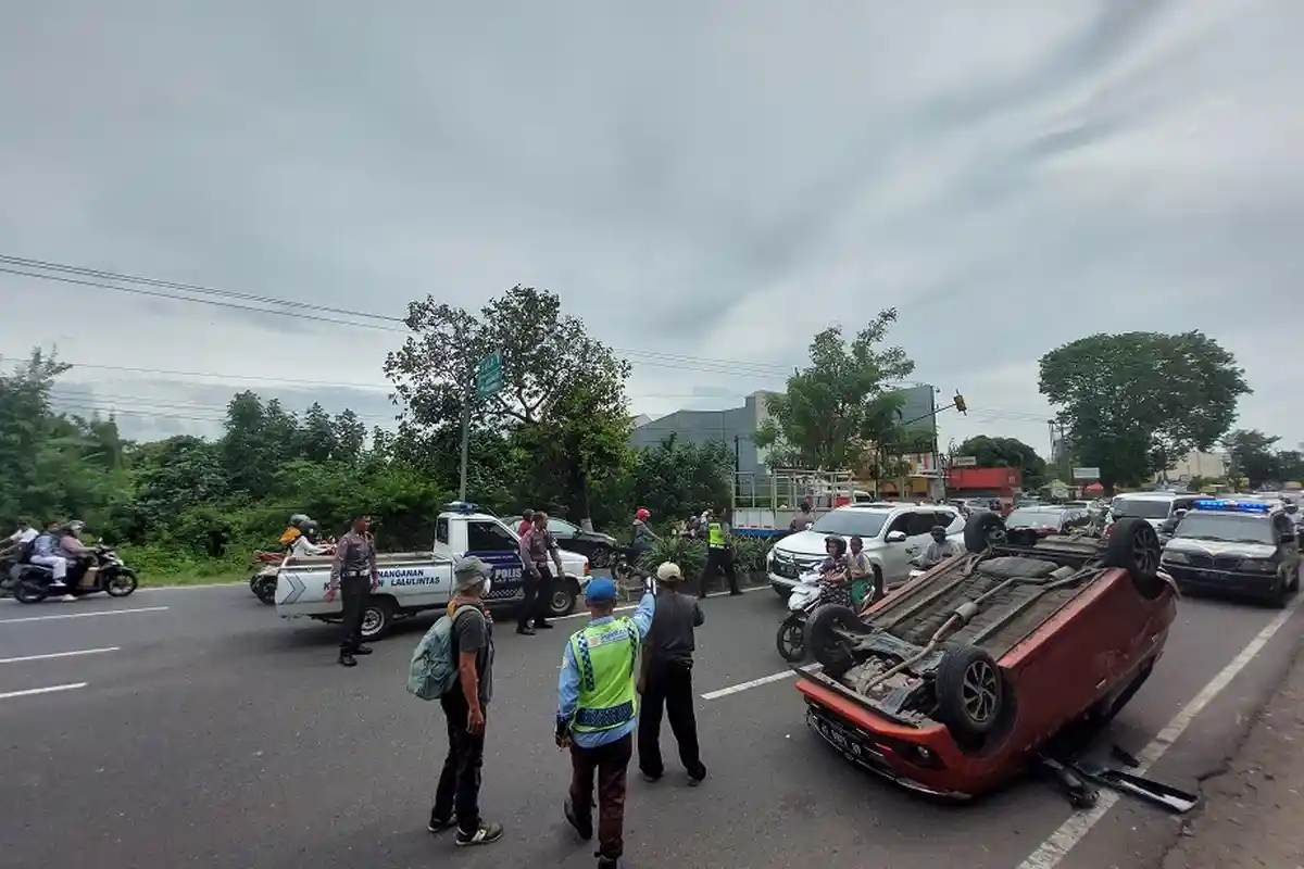 Agya Terbalik Usai Ditabrak Corolla di Jalan Solo-Tawangmangu Karanganyar, Dua Orang Luka Lecet