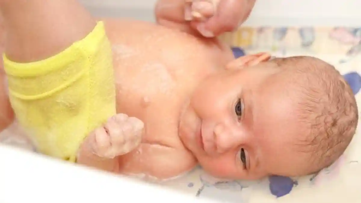 Berapa Kali Sebaiknya Bayi Baru Lahir Mandi dan Pakai Lotion dalam Sehari?