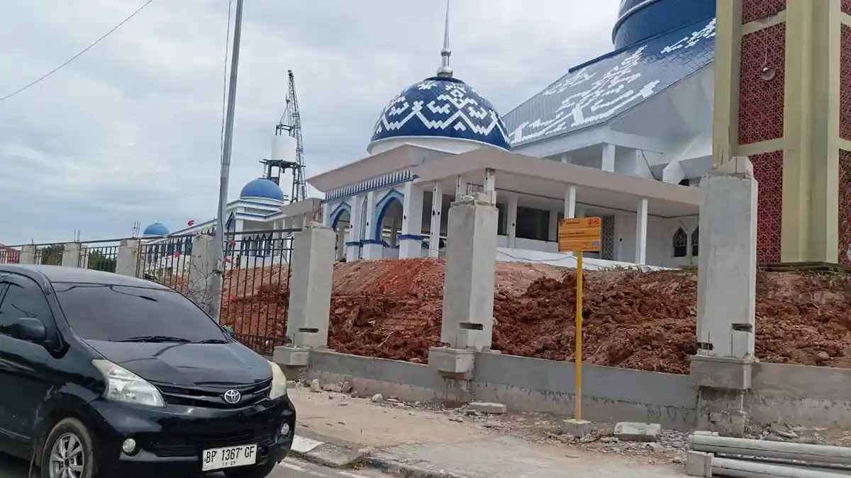 Revitalisasi Masjid Agung Batam Dikebut, Menara Baru dan Lanskap Mulai Terlihat