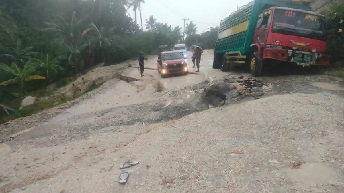 Jalan Trans Sulawesi di Majene Terputus Akibat Longsor dan Tanah Amblas