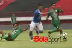 dua-pemain-psms-mencoba-menghentikan-laju-pilar-persib.jpg