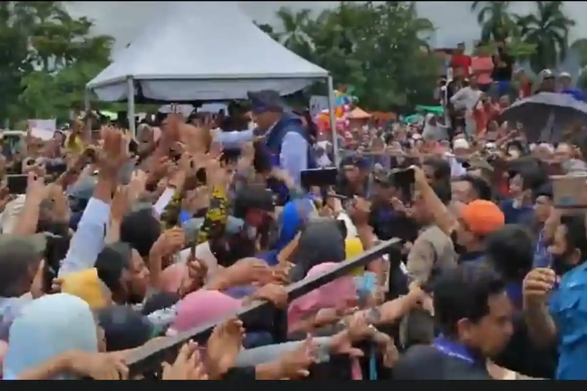 Anies Baswedan Datang Pakai Topi Khas Laki-Laki Bima Sambolo, Warga Berjubel Minta Jabat Tangan