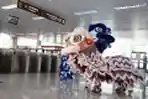 Atraksi Barongsai Saat Menghibur Penumpang LRT