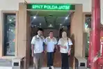 Ketua-SATRIA-Kabupaten-Pasuruan-Ashari-saat-mendatangi-SPKT-Polda-Jawa-Timur.jpg