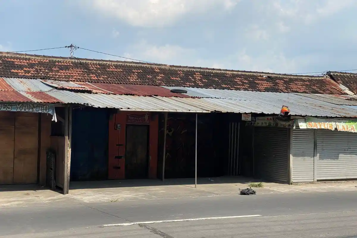 Puluhan Warung Terimbas Tutupnya Pabrik Sritex, Juminah Tetap Jualan meski Sepi