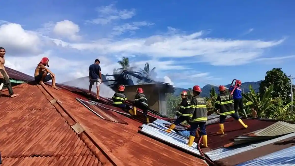 Populer Padang: Suami Pukul Istri di Pinggir Jalan karena Cemburu, Kebakaran di Kelurahan Pisang