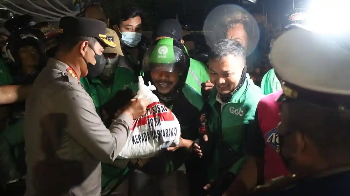 Polrestro Tangerang Kota Beri Bantuan Sembako Bagi Supir Angkot, Ojol, dan Tukang Becak