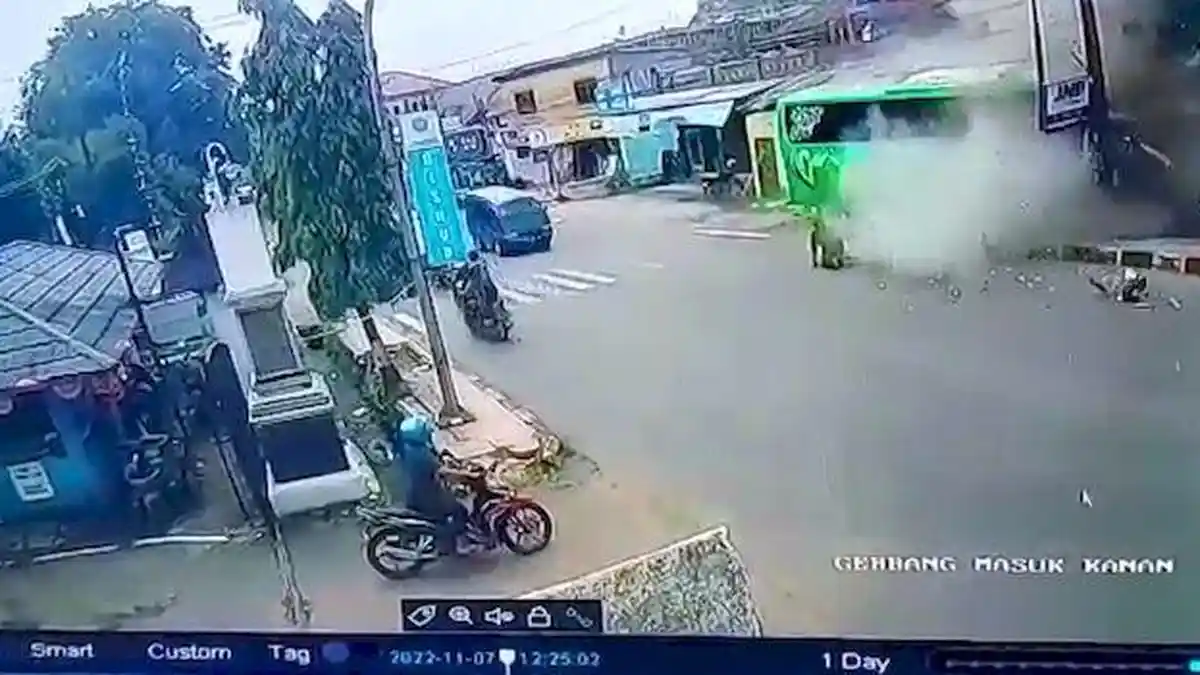 Deden Hanya Lecet Saat Bus AKAP Hantam Dua Warung dan Satu Kantor Hingga Hancur di Purwakarta