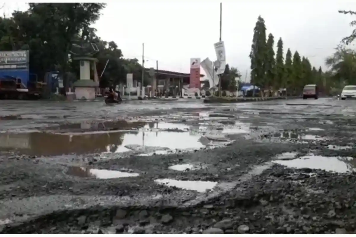 Jalan Utama Kabupaten Sukabumi Bak 'Kubangan Kerbau' Bahayakan Pengendara, DPU: Akan Dibeton