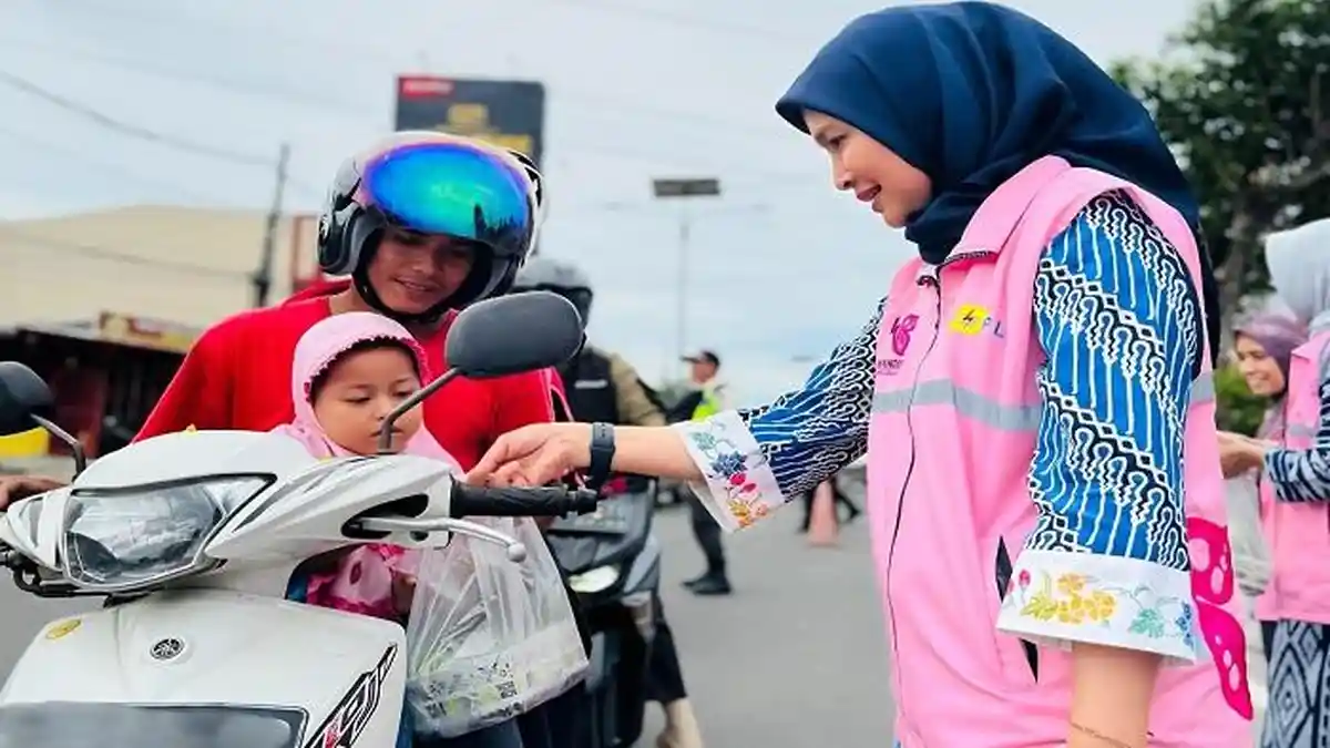 Semarak Ramadan, GM PLN Babel Pimpin Aksi Sosial Srikandi Berbagi Takjil - 2050308-TAKJIL-GM-PLN-UIW-Babel-Dini-Sulistyawati-memberikan-takjil.jpg