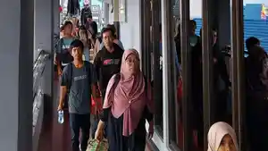 Suasana-pemudik-di-Pelabuhan-Ketapang-Banyuwangi-pada-H-5-atau-Senin-1632026.jpg
