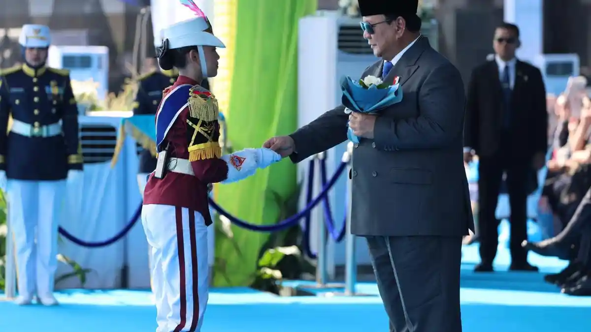 Momen Pasukan Polisi Cilik Sambut Prabowo di HUT ke-79 Bhayangkara
