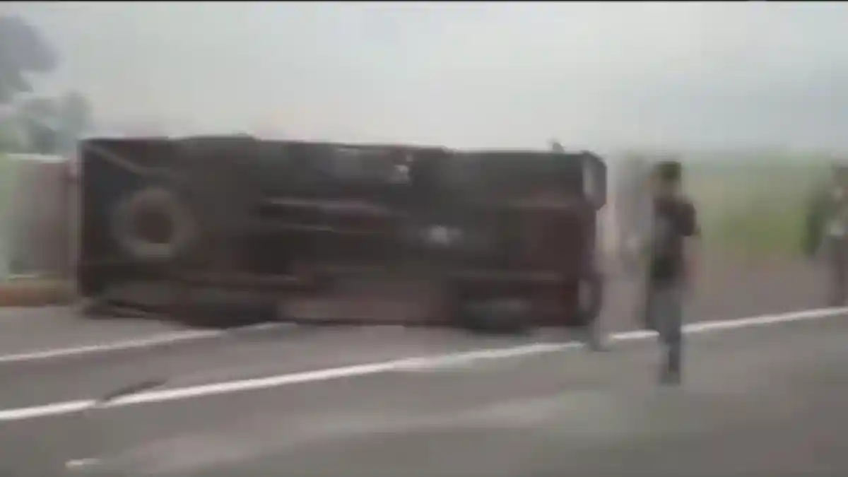 Kronologi Travel Pemudik Terguling di Tol Brebes KM 242 A, Empat Penumpang Luka-luka 