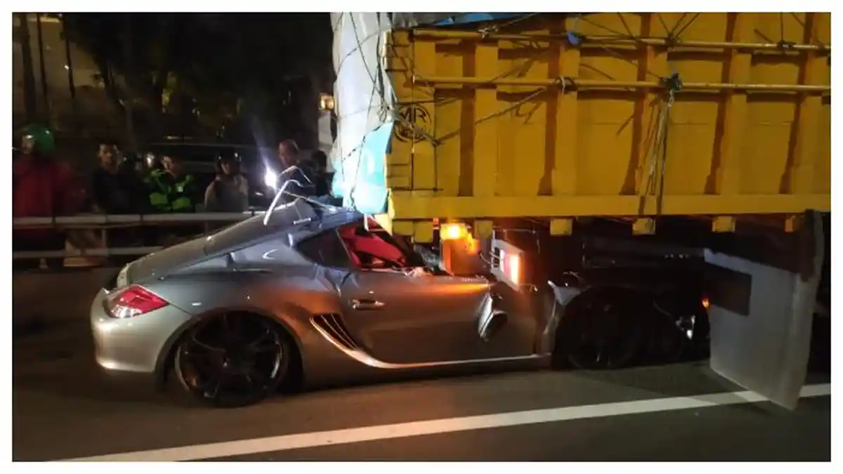 Polisi : Mobil Mewah Porsche yang Seruduk Truk di Tol Dalam Kota Terseret 150 Meter