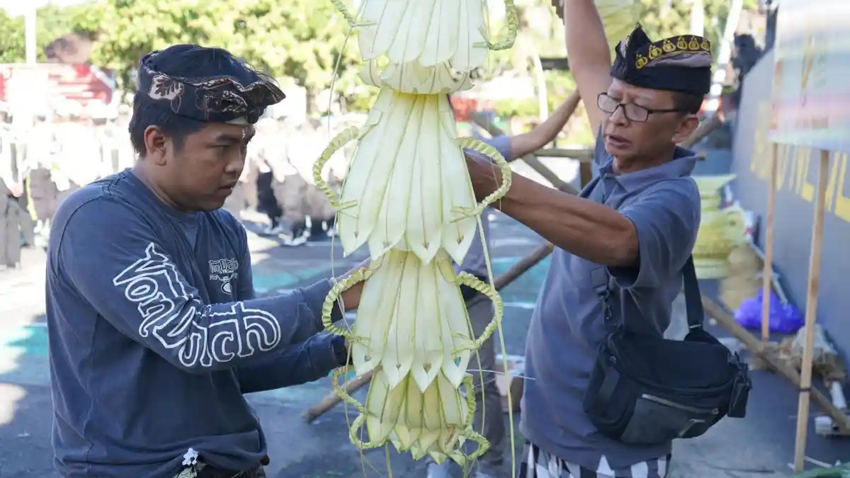 Polsek Sukawati Sabet Juara 1 Lomba Penjor Hari Bhayangkara Polres Gianyar, Angkat Nilai Budaya Bali - Tribun-bali.com
