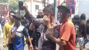 20250813-demo-ricuh-kapolsek-pati-dikeroyok-massajpg.jpg