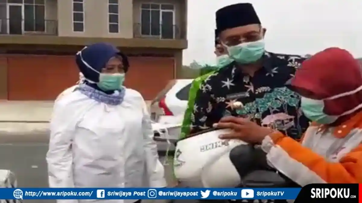 Bupati dan Wakil Bupati Musirawas Bagikan Masker kepada Pengendara di Jalinsum
