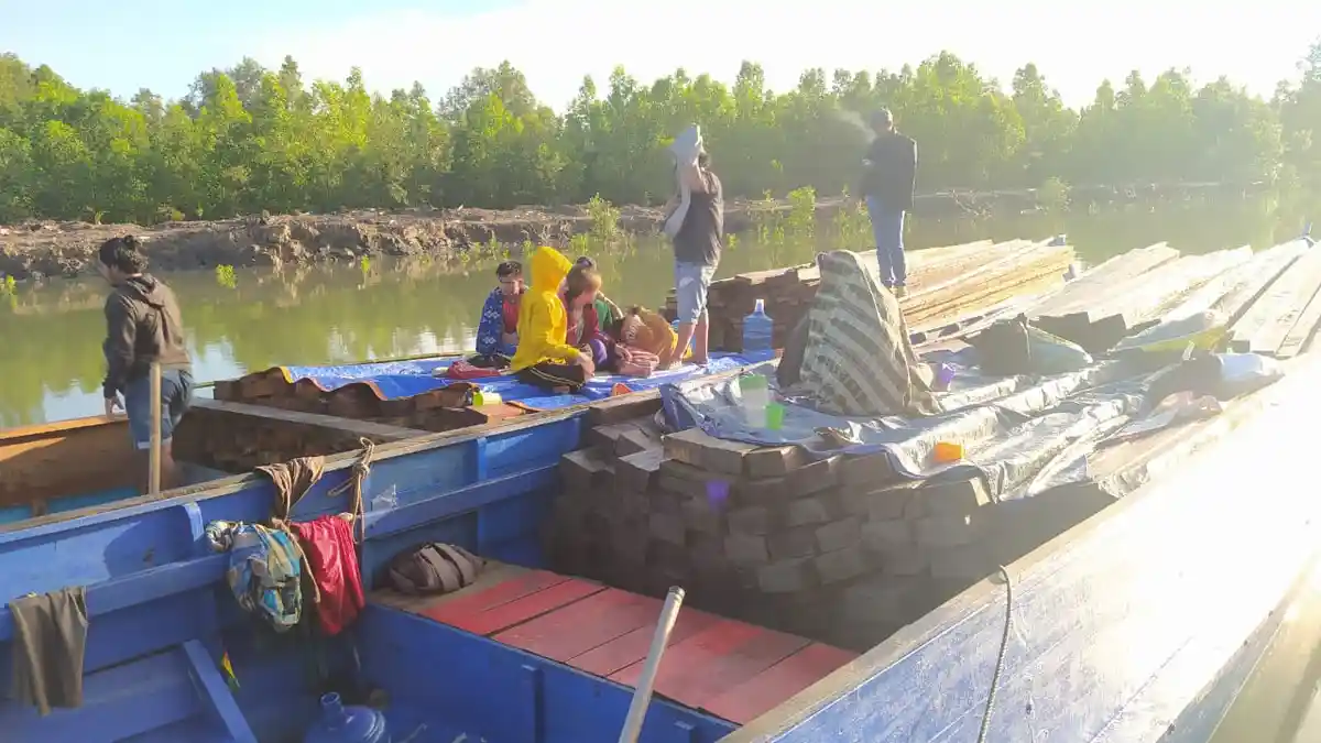 Dua Kapal Angkut 50 Kubik Kayu Ilegal Diamankan Satbrimob Polda Kaltara di Tarakan
