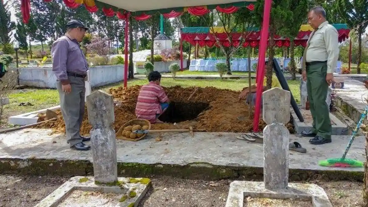 Makam Kapten Erizal Sidabutar Berdampingan dengan Makam Pejuang 45 di TMP Sidikalang