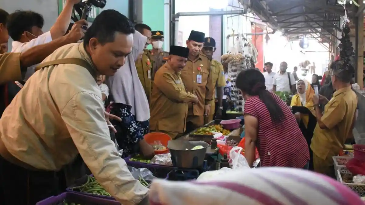Sidak Kebutuhan Pokok, Bupati Situbondo Temukan Harga Beras Naik