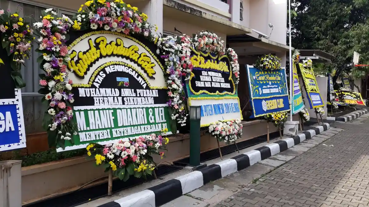 Karangan Bunga Duka Cita Menpora dan Menaker Hiasi Rumah Duka Herman Seventeen