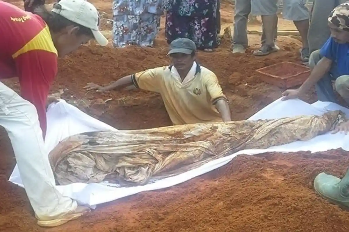 Fakta-fakta Geger Makam Dibongkar di Bangko, Misterius karna Tali Pocong, Tetesan Darah Ayam, & Uang