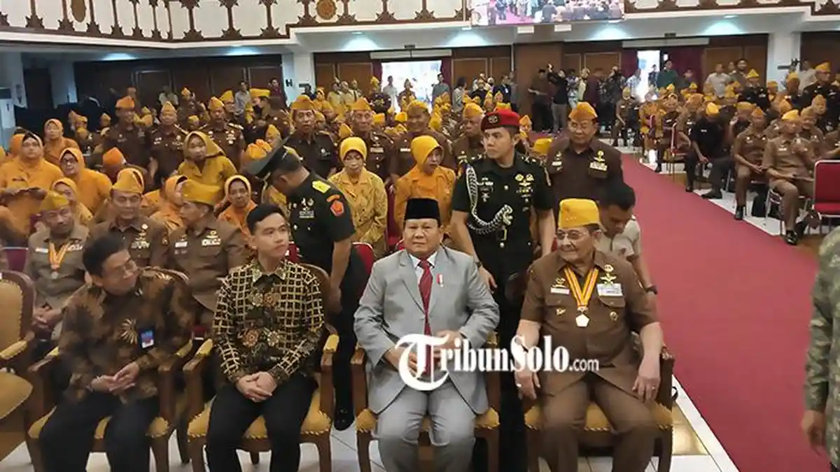 Hadiri Peringatan Hari Veteran Nasional di UNS Solo, Prabowo Semobil dengan Gibran