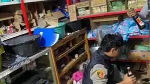 Pada-malam-takbiran-Polsek-Sumberjaya-menggelar-razia-minuman-keras.jpg