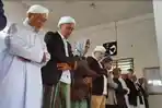 Jemaah-Tarekat-Naqsyabandiyah-saat-menggelar-salat-Idul-Adha.jpg