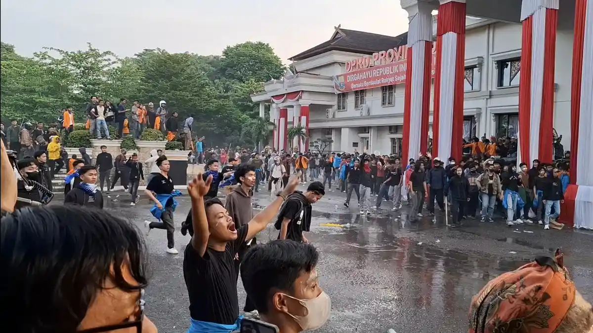 Jelang Magrib, Demo di Jambi Kembali Memanas, Bentrok Lagi dengan Polisi