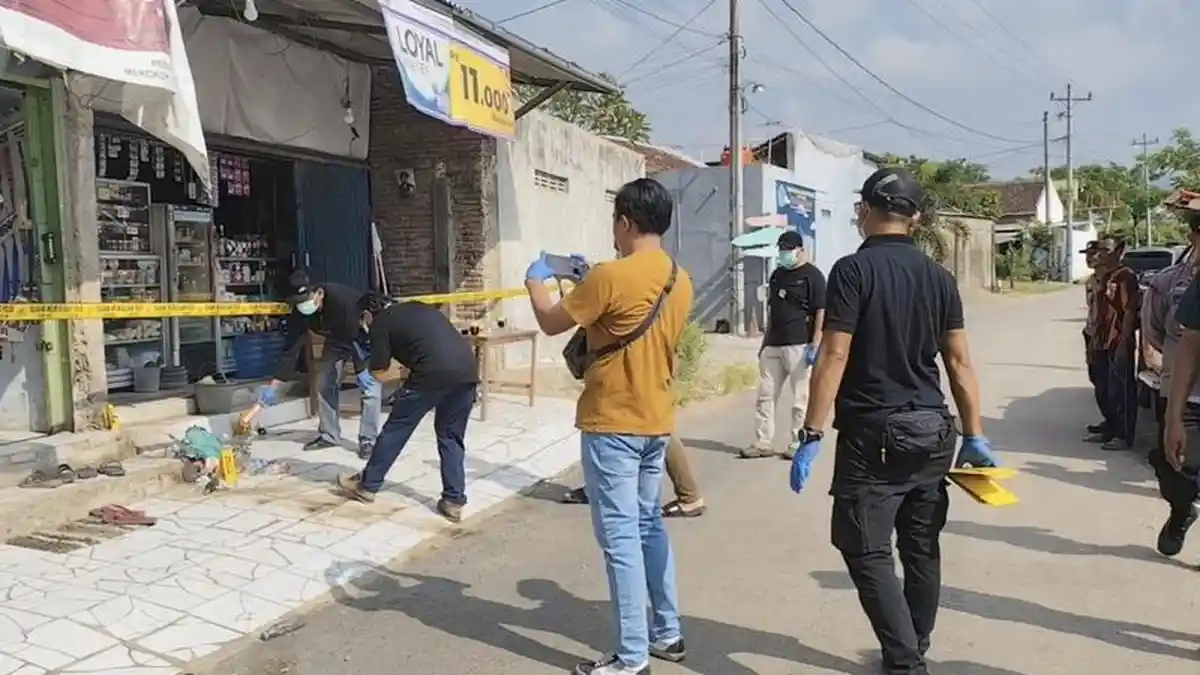 Terekam CCTV, 2 Pemotor Berusaha Membakar Rumah Pentolan Penuntut Bupati Pati Lengser