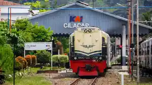 Kereta-meninggalkan-Stasiun-Cilacap.jpg
