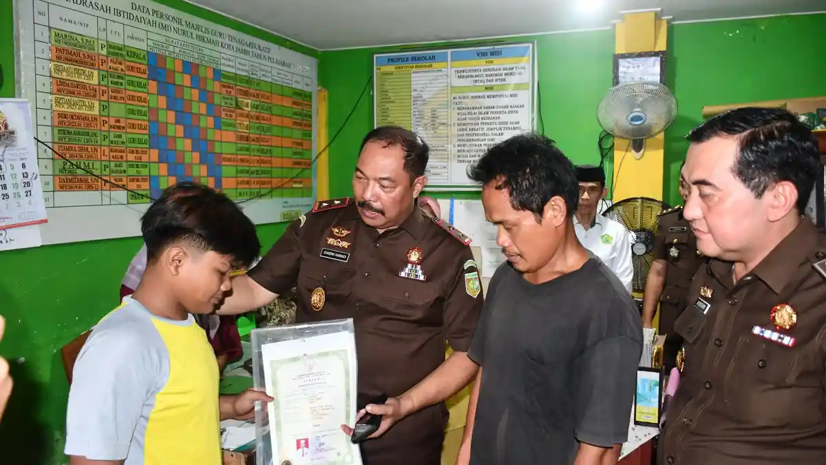 Kajati Jambi Sugeng Hariadi Lunasi Tunggakan Sekolah Dua Siswa Kurang Mampu - Tribunjambi.com