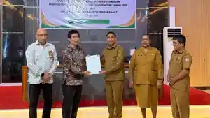 Bupati-Teluk-Bintuni-Yohanis-Manibuy-menyerahkan-dokumen-LKPD.jpg