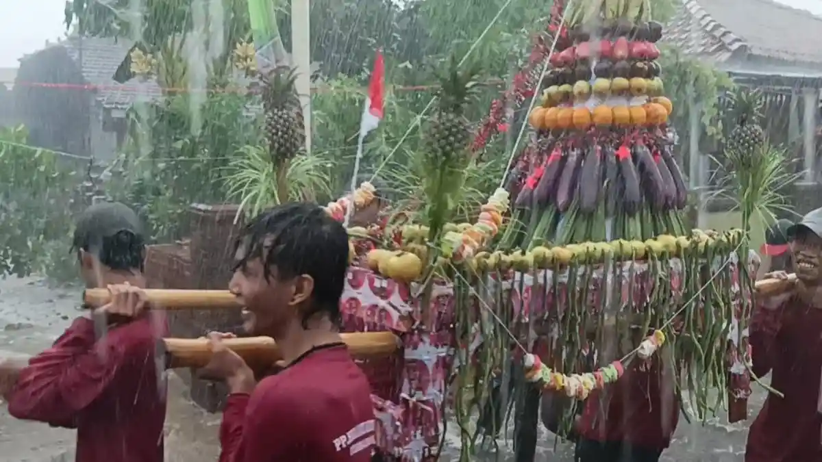 Tak Goyah Diterpa Hujan Es dan Angin Kencang, Semarak Ampyang Maulud di Loram Kulon Kudus