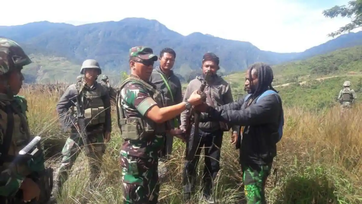 Ajudan Tokoh KKSB Menyerahkan Diri dan Berikrar Setia Kepada NKRI