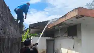 Petugas-penanganan-kebakaran-di-Kantor-Pos-Tegalcangkring-Mendoyo-Jembrana.jpg