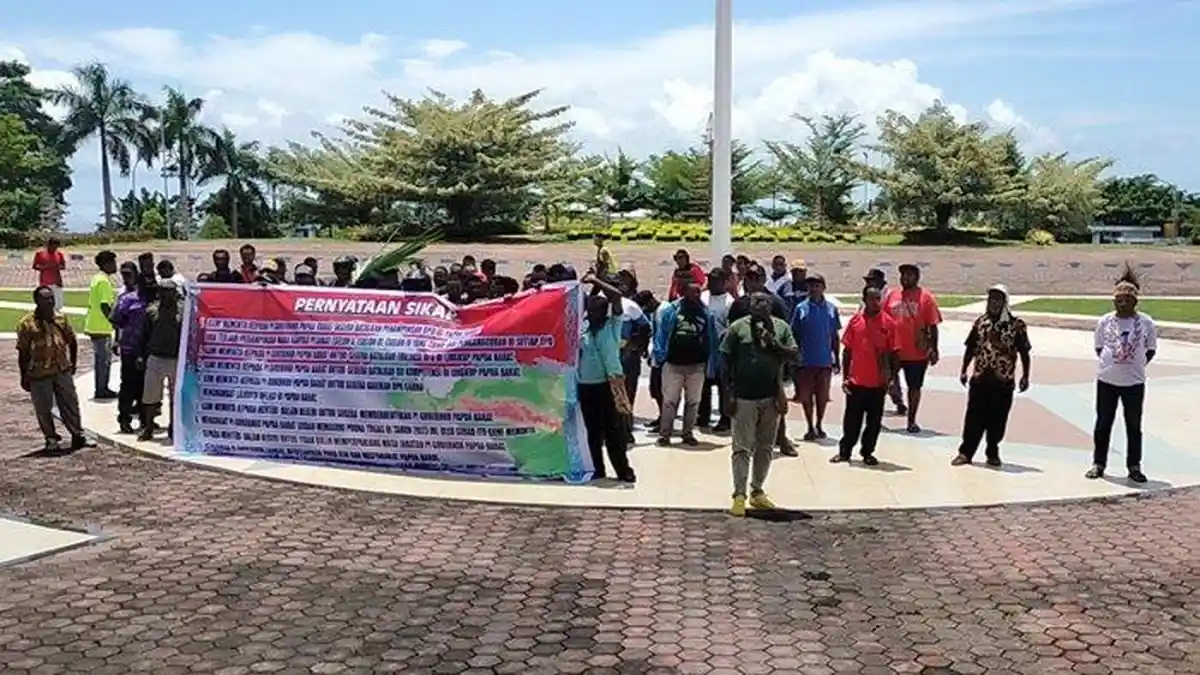 Kantor Gubernur Papua Barat Digerurduk Massa, Paulus Waterpauw Diteriaki: Jangan Rampingkan OPD!