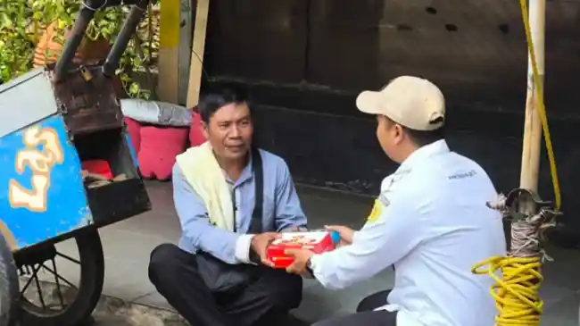 BAZNAS RI Distribusikan 200 Paket ZChicken untuk Pengemudi Ojol dan Pekerja Rentan