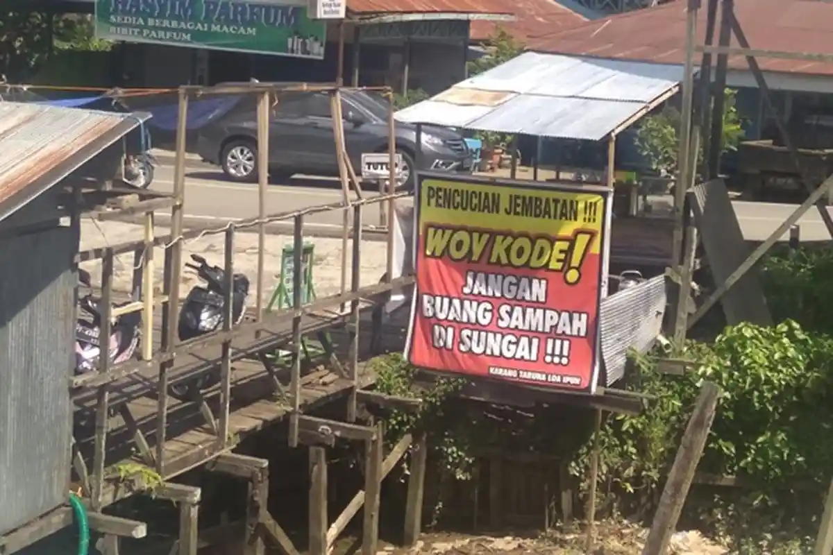 Kesal Warga Buang Sampah ke Sungai Tenggarong, Pria Ini Tulis Spanduk Larangan Buang Sampah