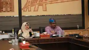 Bupati-Siak-Afni-bersama-Kepala-Dinas-Koperasi-dan-UMKM-Siak.jpg