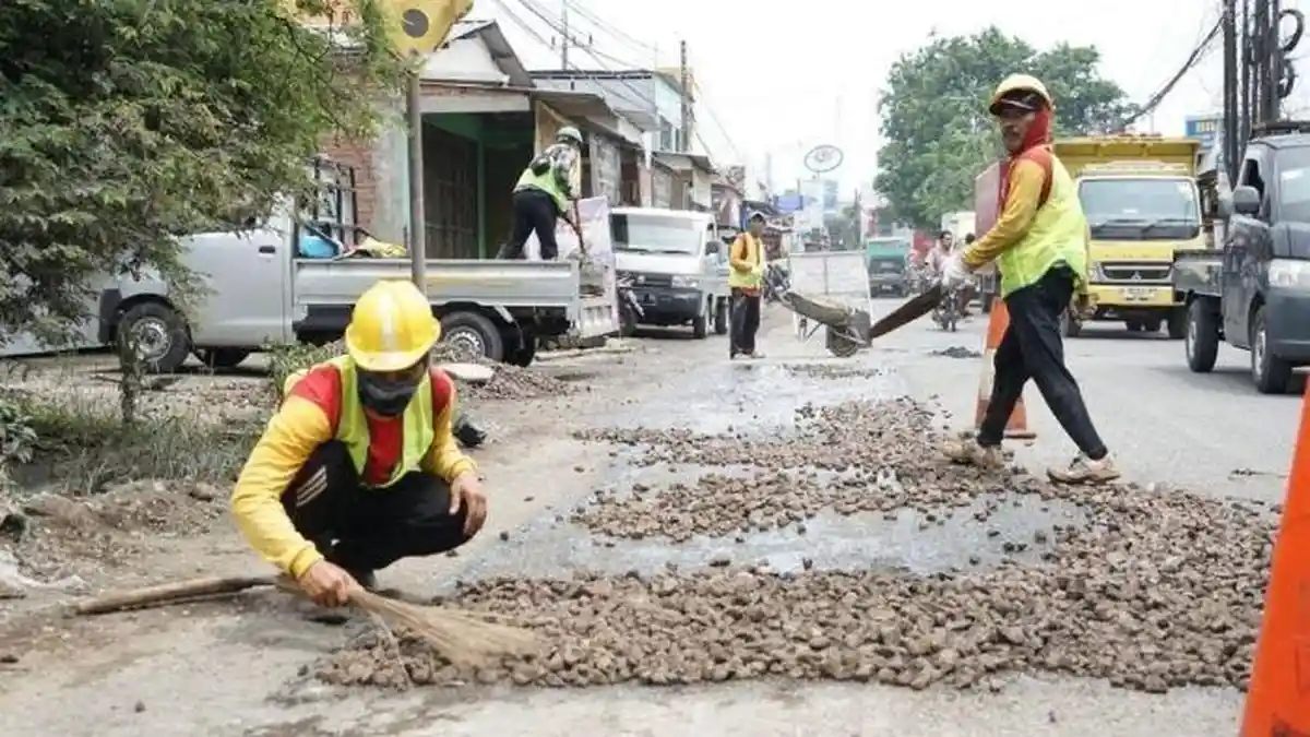 Warga Sukodono Sidoarjo Aspal Jalan Rusak Secara Mandiri, DPRD Soroti Sistem dan Pengawasan