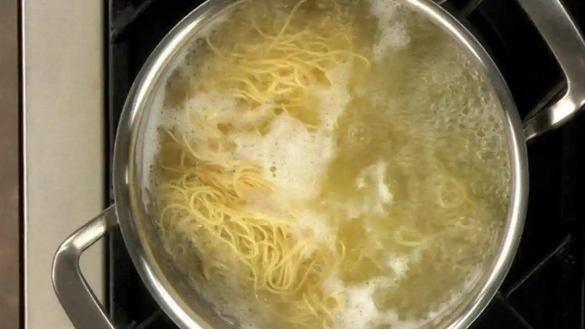 Selama Ini Tak Banyak Orang Tahu, Ternyata Air Rebusan Mie Instan Banyak Manfaatnya