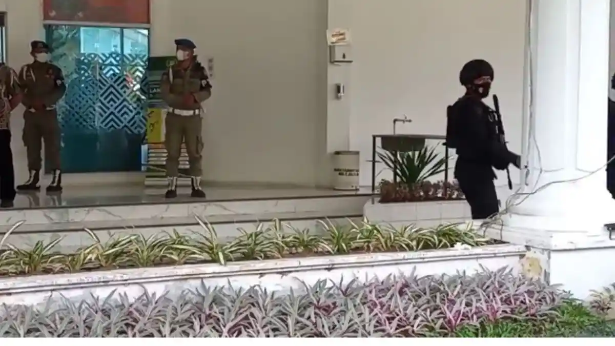 KPK Bersama Brimob Polda Sumut Geledah Kantor Bupati Langkat di Stabat