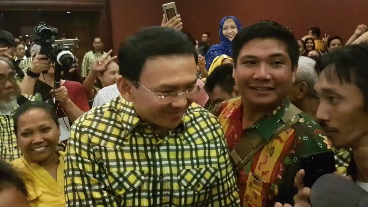 Ahok Pakai Seragam Kuning Kotak-kotak di Acara Partai Golkar